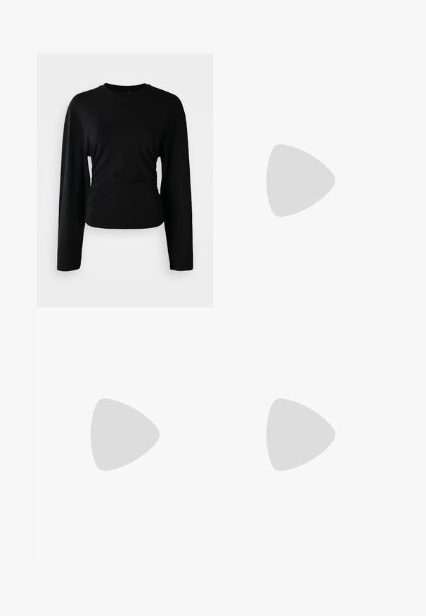 Svart långärmad topp i mjukt material. Har en rundad halsringning och rynkdetalj vid midjan. Slät textur, figursydd design.; NA-KD Maxikjol - brown; Silver atletisk sko med glänsande metalliskt överdel, ljusbeiga detaljer, platta snörningar och texturerad sula. Klassisk design med strömlinjeformad form.; Svart vävd läderclutch med rektangulär form, utrustad med ett tunt handtag och subtila detaljer i guld.; En stapel med två ringar; den översta är bärnstenfärgad med virvlar, och den nedersta är ljusbeige; båda är släta och glansiga i resin.