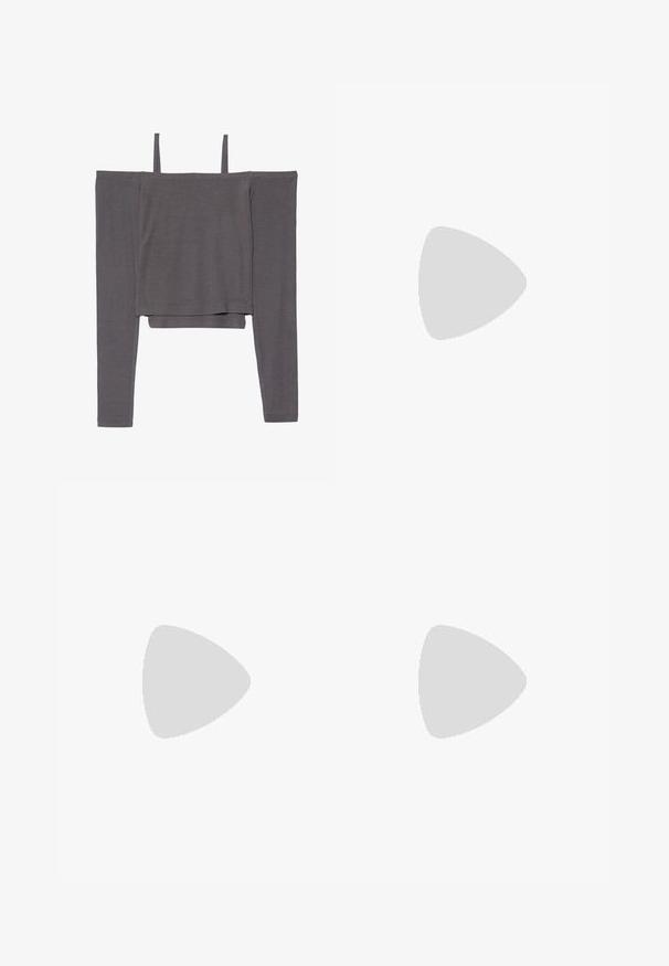 Grijze off-the-shoulder top met lange mouwen, gemaakt van zachte stof; heeft dunne banden en een cropped ontwerp met een soepele textuur.; Lichtblauwe denim mini-jurk met een geplooid ontwerp, zilveren knoopsluiting en klassieke vijf-pocketstijl.; Denim cowboylaars, lichtblauw, puntige neus, uitsparingen met driehoekige vormen, lage gestapelde hak, gestructureerde afwerking.; Zwarte zonnebril met een elegante, wraparound ontwerp, donker getinte lenzen en glanzende kunststof monturen. Bevat merknaam op de arm.; Zwarte laarzen in lakleer met een gebogen vorm, één schouderband, voorvakken en accenten in zilverkleurig metaal.