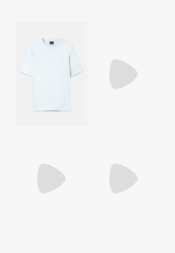 Svijetloplavi pamučni majica kratkih rukava, s okruglom izrezom i malim logotipom svjetlijeg printa na prsima. Glatka tekstura, regular fit.; Svijetlo žute, slobodno krojene hlače od mekog materijala, s elastičnim pojasom i vezicom te ravnim nogavicama.; Svetlo bež usnjeni športni čevlji z ravnimi vezalkami, teksturirano površino in kontrastnim smetanastim gumijastim podplatom, v kombinaciji s črnimi oprijetimi hlačami.; Brašna iz rjave krokodilne usnjene embalaže s zgornjimi ročaji in odstranljivim ramenskim trakom. Ima zapiranje z zaponko in pravokotno obliko.