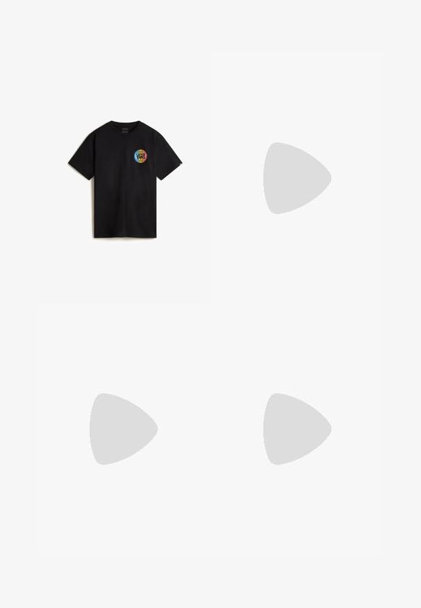 Mustat puuvillapaita, jossa on pyöreä Vans-logo vasemmassa rintataskussa, punaisella, keltaisella ja sinisellä korostuksella. Lyhyet hihat ja pyöreä kaula-aukko.; Lyhyet uima-asut mustalla pohjalla, joissa on värikäs kukkakuosi punaisena, vihreänä ja sinisenä. Elastinen vyötärö, jossa on nyöri; "ROXY"-logo sivussa.; Ruskonsin ja sininen ruutukuvioinen leveälahkeinen housut yhdistettynä valkoisiin kenkiin, joissa on mustia yksityiskohtia ja tekstuuripohjat, vihreää taustaa vasten.; Musta suorakulmainen aurinkolasit tummilla linsseillä. Paksu muovikehys, jossa on sileä pinta ja hienovarainen brändäys sivussa.