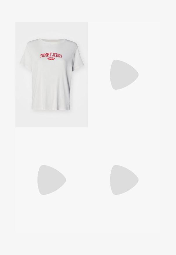 Hvid ribbet bomulds t-shirt med et rødt "TOMMY JEANS" logo og "New York" nedenunder. Korte ærmer og afslappet pasform.; DAY Birger et Mikkelsen TERRI SOLID - Bukser - cloud cream; Beige læder slingback hæle med spids tå, åben side design og en slank høj hæl. Har en guldfarvet accent på stroppen.; Sort syntetisk håndtaske med toppløftshåndtag, aftagelig skulderrem, rund form, glat tekstur og sølvlogo på forsiden.