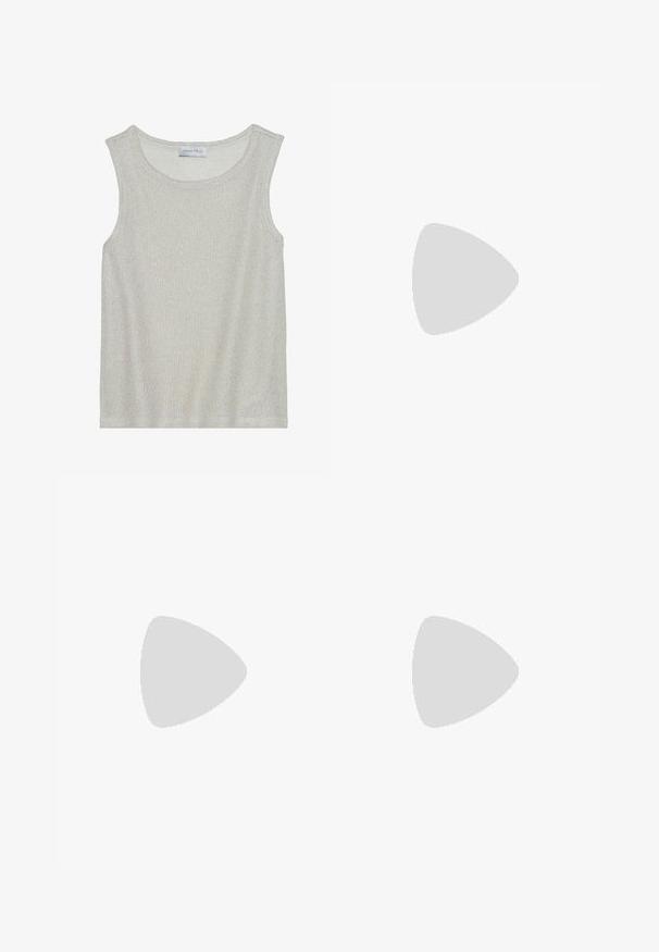 Top senza maniche grigio chiaro in un morbido tessuto a maglia testurizzato. Presenta un collo rotondo e una vestibilità ampia. L'etichetta interna riporta la dicitura "ANNA FIELD".; Gonna a balze in tessuto arricciato con motivo a quadri beige e marrone. Presenta una silhouette svasata e un tessuto testurizzato.; Zoccoli beige in suede con piede in sughero, punta rotonda e una semplice fascia con una fibbia dorata. Suola in gomma per una buona aderenza.; Occhiali da sole con una struttura in plastica nera elegante e lenti gialle, caratterizzati da una forma angolare distintiva e grandi tempie per una maggiore copertura.