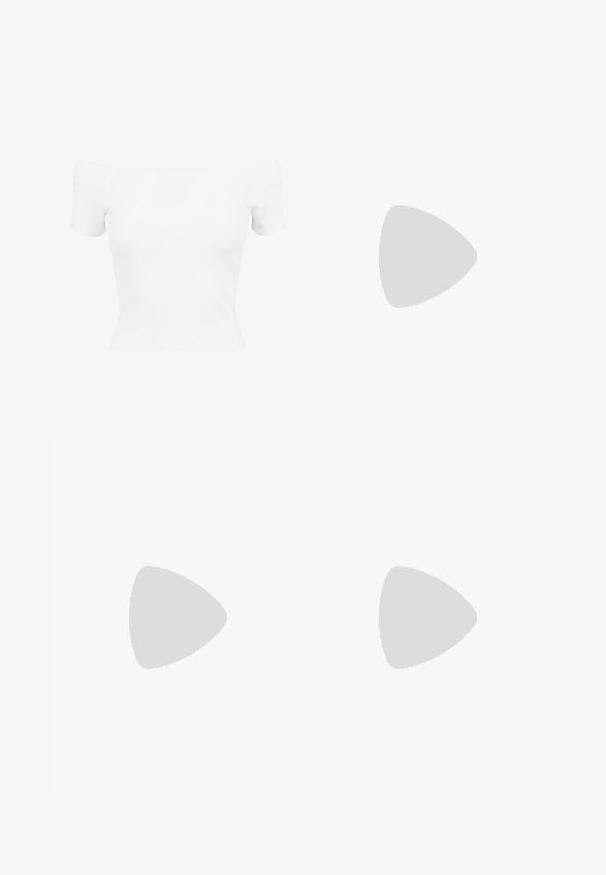 Witte off-the-shoulder top van ribstof, korte mouwen, aansluitend ontwerp, zachte textuur en een cropped lengte.; Lichtgrijze sportbroekjes gemaakt van zachte stof, met een elastische tailleband, een losse pasvorm en een subtiele textuur. Geen zichtbare patronen of accenten.; Lichtblauwe sportieve schoenen met witte accenten, textuurpanelen en een ritsluiting. Voorzien van een zichtbare luchtkussenzool en een rubberen buitenzool.; Zwarte rechthoekige zonnebril met gele lenzen. Kenmerken zijn onder andere dikke monturen en een hoekig ontwerp met een gladde, glanzende afwerking.