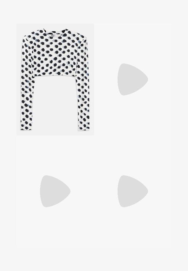 Top lungo e aderente, a maniche lunghe, in tessuto bianco elasticizzato con stampa a pois neri, caratterizzato da una superficie liscia e scollatura rotonda.; Completo nero a due pezzi composto da una gonna lunga con legatura laterale e pantaloni larghi. Realizzato in tessuto morbido con un design fluido.; Abito maxi con stampa animale blu e viola, con spalline sottili, corpetto aderente, orlo svasato e dettagli in overlay trasparente.; Borsa a mano in pelle nera con design curvo, caratterizzata da borchie argentate, una fibbia e due tasche laterali. Tracolla regolabile per diverse opzioni di trasporto.