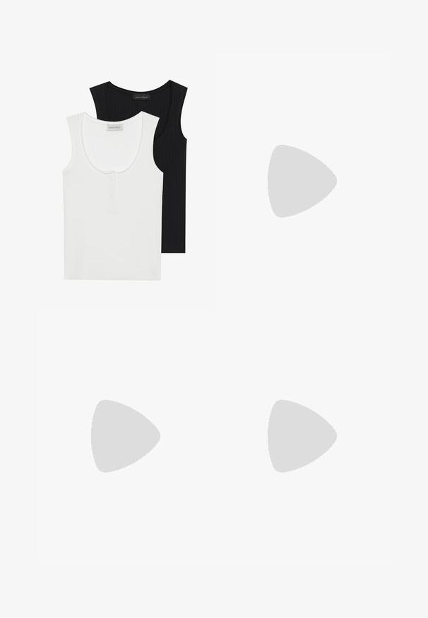 Due magliette a spalla larga a coste, una nera e l'altra bianca. La maglia bianca presenta un collo rotondo e una pattina con tre bottoni.; Pantaloni neri a vita alta realizzati in tessuto liscio, caratterizzati da un design su misura con pieghe frontali e una linea dritta. Senza tasche visibili o decorazioni.; Sneaker bianco realizzato in materiale sintetico liscio, con punta arrotondata, design con lacci, suola piatta e delicati dettagli perforati.; Borsa in pelle borgogna con una forma curva. Presenta hardware dorato e una superficie texturizzata, indossata sopra una maglietta nera a maniche lunghe con righe.