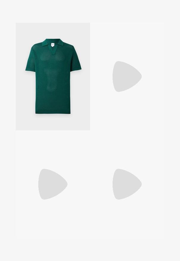 Groene gebreide polo met een gestructureerde open weving, korte mouwen en een klassieke kraag. Heeft een V-hals ontwerp en ribgebreide zoom.; Witte, wijde broek met plooien aan de voorkant, een enkele knoopsluiting en zijzakken. Glad textuur en op maat gemaakt ontwerp.; Bruine leren loafers met een ronde neus, gestikte details en een decoratieve metalen gespsier op de voorkant. Rubberen zool.; Rechthoekig rose gouden horloge met een witte wijzerplaat, minimalistische uurmarkeringen en een gelinkte metalen armband. Heeft een kroon aan de rechterzijde.; Gouden ketting met een eenvoudige kruisbedel. De ketting heeft een textuur met een fijn schakelontwerp, en de bedel is glad met een gepolijste afwerking.