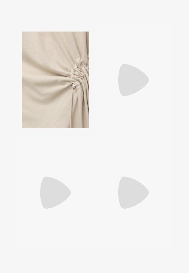 Tissu crème froncé et cintré avec un verrou en métal argenté sur un détail de cordon de serrage.; Pantalons à motif camouflage en tissu léger, avec une taille élastique, des poches latérales et des cordons de serrage ajustables aux chevilles.; Even&Odd Wide Fit Bottines à talons hauts - black; Sac à main en cuir noir avec deux courtes poignées et une bandoulière amovible. Comprend une poche zippée à l'avant et des accents métalliques. Surface texturée.