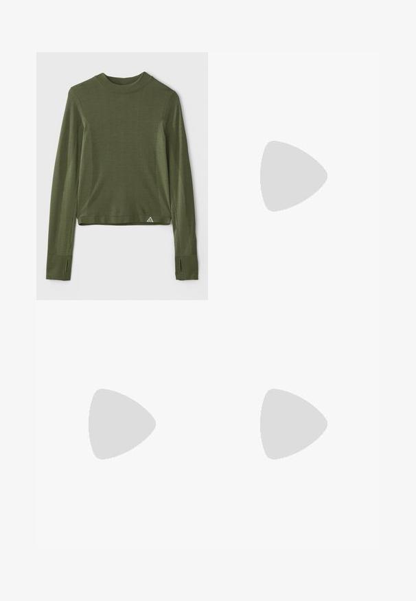 Dark green long-sleeve top with a crew neckline, featuring dotted textured accents on the sleeves and a cropped hem. Includes thumb holes.; Pegador VILLA HIGH WAISTED - Tracksuit bottoms - washed deep grey,white gum; Black sneakers with a sleek design, featuring three white stripes, a black tongue, and a textured brown rubber sole. Accents of gold lettering.; Black fabric tote bag with a unique V-shape design and a smooth texture. Features a short handle with minimalistic hardware detail.