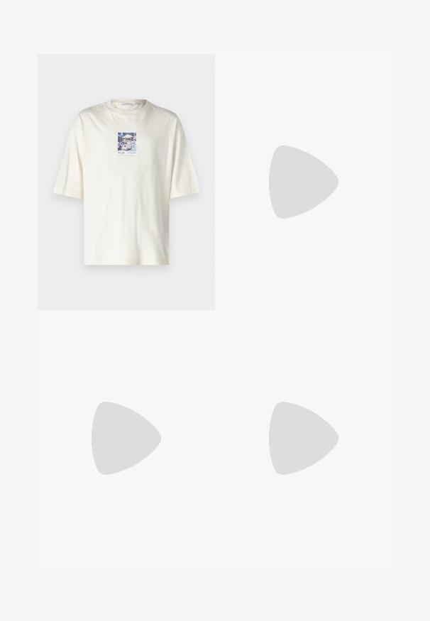 Kurzärmliges cremefarbenes T-Shirt aus Baumwolle mit einer quadratischen Grafik einer New Yorker Straßenszene in der Mitte. Standard Crewneck-Design.; Schwarze Baumwollshorts mit einem knopfgeknöpften Bund, Seitentaschen und einem geraden Schnitt. Glatte Textur mit minimalistischem Design.; Weiße Leder-Sneaker mit glatter Oberfläche, rundem Zehenbereich, flachen Schnürsenkeln und strukturiertem Schuhsohlen. Graues Wildleder-Detail an der Ferse.; Schwarze rechteckige Sonnenbrille mit dunklen Gläsern. Glänzender Rahmen, gerade Bügel mit leichter Krümmung. Minimalistisches Design, keine Verzierungen.