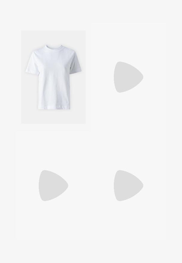 T-shirt bianco in cotone con scollo rotondo, maniche corte, taglio dritto e texture liscia. Nessun motivo o decorazione.; Pantaloni grigi svasati realizzati in tessuto strutturato. Presentano due bottoni in vita e dettagli sullo spacco frontale.; Sneaker beige con strisce verde scuro, suola in gomma, parte superiore in suede e tessuto, e accessori neutri, abbinate a calzini marroni su una superficie azzurro chiaro.; Orecchini a cerchio in metallo color oro con forma curva ed allungata. Presentano una superficie liscia e lucida e una punta arrotondata per un tocco di dettaglio in più.