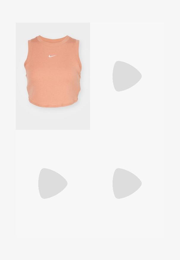 Jasnopomarańczowy bezrękawnik crop top wykonany z prążkowanej tkaniny, z okrągłym dekoltem i małym białym logo Nike na przodzie.; Czarne szerokie spodnie z korduroju z wysokim stanem, przednimi kieszeniami i zapięciem na guzik. Tkanina ma miękką, teksturowaną powierzchnię.; Białe sneakersy za kostkę wykonane ze skóry z wyściełanym kołnierzem, perforowanym noskiem, sznurówkami i regulowanym paskiem wokół kostki; logo po boku.; Złote kolczyki w kształcie obręczy z teksturowaną, nieregularną powierzchnią. Charakteryzują się lekką konstrukcją i okrągłym kształtem, idealne do noszenia na co dzień.