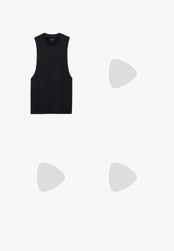 Sort ærmeløs top lavet af glat stof. Rund halsudskæring, afslappet pasform og skårne sidelapper. Simpelt design uden mønstre eller detaljer.; Sorte atletiske shorts med elastisk talje, der har et lagdelt design. Det yderste lag er glat, mens det inderste lag har en ribbet tekstur.; Sorte atletiske sko med mesh-overdel, hvide detaljer, tekstureret sål, snørebåndslukning og slæbepude ved hælen for nem påtagning.; Sort stof rygsæk med rullelukning, justerbare stropper og et fremtrædende logo foran. Simpelt design, uden mønstre.