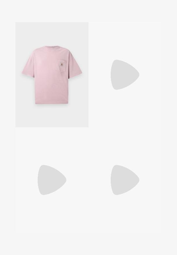 Világos rózsaszín pamut póló, kerek nyakkivágással, rövid ujjal, és elöl bal oldalon egy logóval ellátott zseb. Sima textúra.; Fekete pamut overál, állítható pántokkal, elülső zsebbel logóval, és két oldalzsebbel, lazább fazonnal.; Fekete Nike Air Force 1 tornacipő sima bőrből készült felsőrésszel, fehér logóval, perforált orral és texturált gumitalppal.; Barna negyedzipzáras polárpulóver hímzett logóval, amelyet egy fekete, cipzáras, logós részlettel ellátott keresztpántos táska alatt viselnek farmernadrág felett.