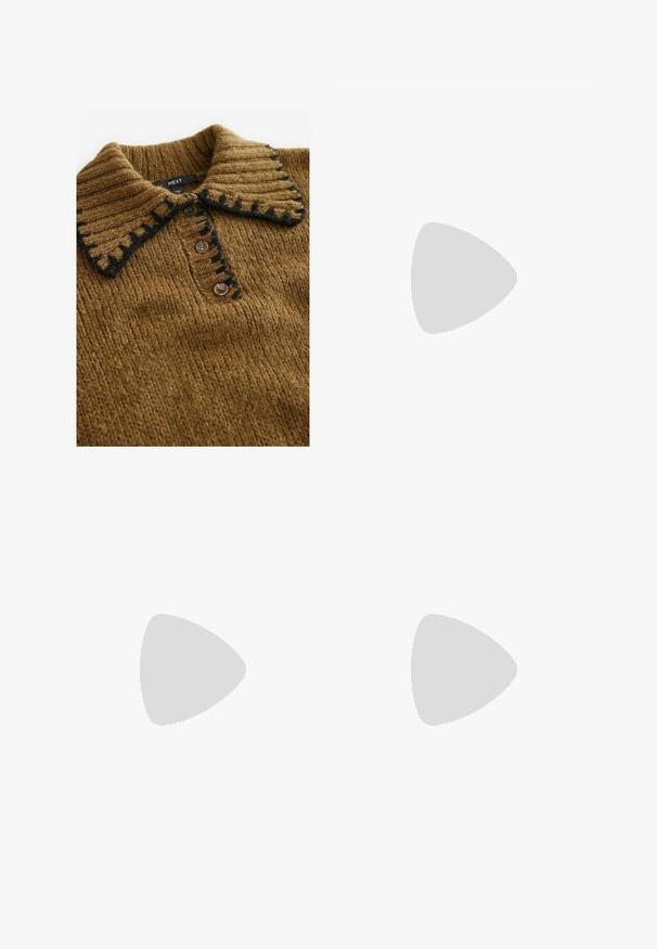 Pull en maille marron avec un col côtelé, accents noirs et fermeture à boutons, affichant un tissu texturé et un design pratique.; Pantalons larges à carreaux en gris foncé avec des accents subtils en vert et marron. Comprend des plis avant et une taille ajustée.; Baskets marron et bordeaux avec des matériaux en daim et en maille, présentant trois rayures crème, un tissu texturé sur la languette et une semelle en caoutchouc.; Sac en cuir brun à bandoulière avec motif logo, bandoulière en chaîne dorée, fermeture éclair et accents de quincaillerie dorée. Forme compacte et rectangulaire.
