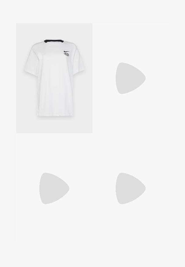 Nike Sportswear TREND TEE - T-shirt con stampa - summit white; Pantaloni beige a gamba dritta realizzati in cotone liscio. Presentano una chiusura con bottone, passanti per cintura e tasche laterali. Design semplice e pulito.; Sneaker azzurro chiaro con dettagli in argento, tomaia testurizzata, suola ammortizzata e unità d'aria visibile. Abbinato a calzini bianchi a coste.; Borsa a tracolla nera in pelle con una forma curva, manico rimovibile e accessori dorati. La borsa presenta una patta con un dettaglio a fibbia.