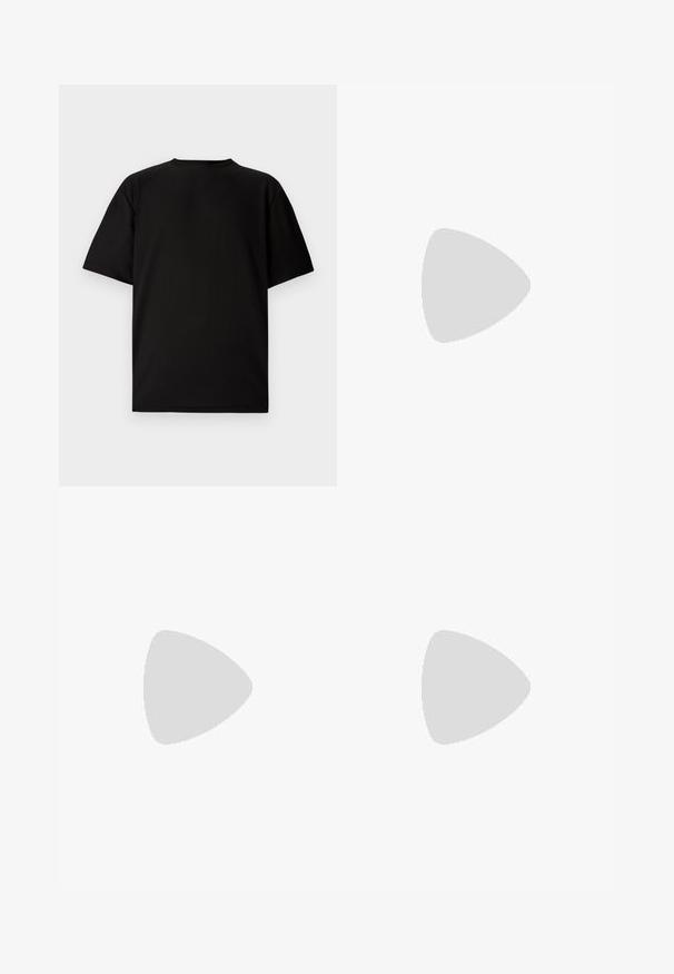 Crni kratki rukav T-shirt izrađen od rebrastog materijala. Ima okruglu izrezanu vratnicu i opušten kroj s glatkom teksturom. Samo stražnji pogled.; Bijele hlače od laganog materijala, s ravnim krojem, jednim smeškim dugmetom na struku i minimalističkim stilom.; Bijele kožne tenisice s glatkom površinom, okruglim vrhom, ravnim vezicama i strukturiranom potplatom. Sivi antilop naglasak na peti.; Crni messenger ruksak od glatkog materijala, s preklopom, srebrnim kopčanjem i podesivim remenom za rame.