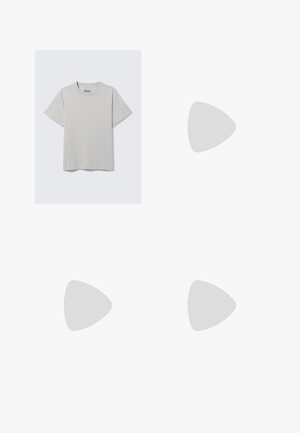 Helles graues Baumwoll-T-Shirt mit Rundhalsausschnitt und kurzen Ärmeln, das ein minimalistisches Design und eine lockere Passform aufweist. Keine Muster oder Akzente.; Graue Baumwoll-Sweatpants mit elastischem Bund und weitem Bein, mit einer glatten Textur und minimalistischem Design, geeignet für den Freizeitlook.; Weiße und hellgraue Sportschuhe mit einem Obermaterial aus Mesh und Synthetik, gepolstertem Schaft, strukturierten Akzenten und einer dicken Gummisohle.; Helleblaue Canvas-Tasche mit zwei weißen „SAM SøE“-Logos. Verfügt über zwei stabile Griffe und ein einfaches, rechteckiges Design.