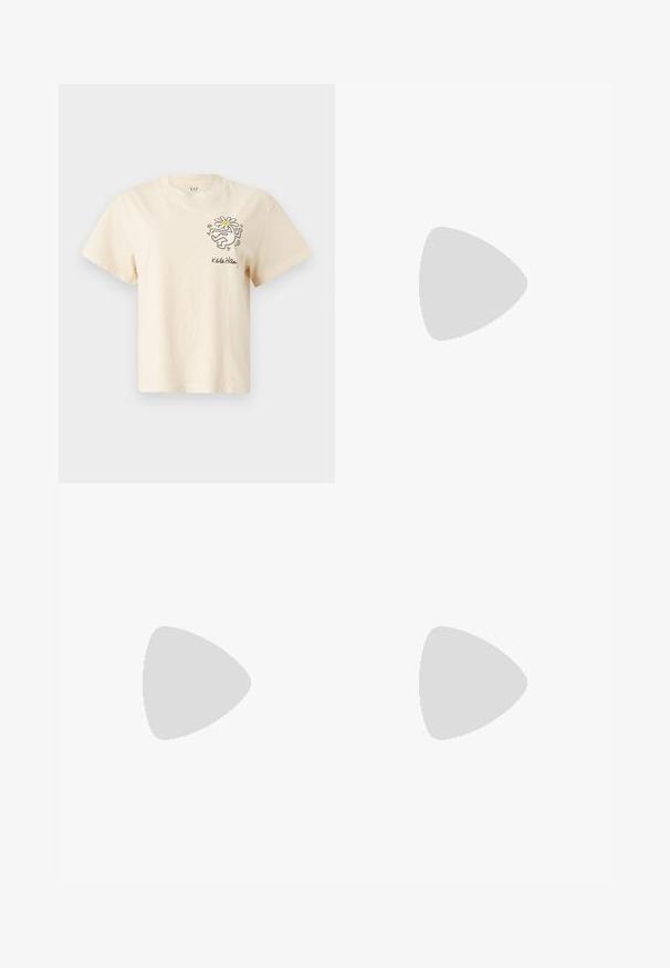 Cremfarbendes Baumwoll-T-Shirt mit kurzen Ärmeln, einem runden Ausschnitt und einem bedruckten Design einer Figur, die eine Blume auf der linken Brust hält.; Plissierte weit geschnittene Hose aus cremefarbener Baumwolle mit schmalen vertikalen grauen Streifen. Hat eine taillierte Taille und einen lässigen Schnitt durch die Beine.; Weiße Platform Sneakers mit einem glatten, lederähnlichen Obermaterial, abgerundeter Form, gepolstertem Kragen und strukturierten Gummisohlen mit ausgeprägten Stollen.; Beige Handtasche aus weichem Material, mit einem lässigen Design, gesteppten Details und zwei Schulterriemen. Geeignet für den täglichen Gebrauch.