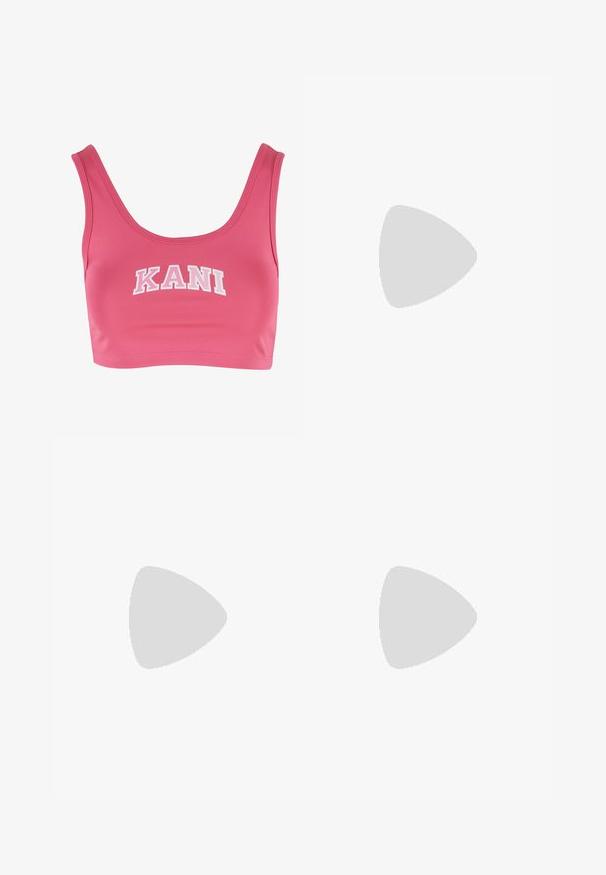 Crop top rose en tissu lisse avec un décolleté large et des bretelles épaisses, portant "KANI" imprimé en lettres blanches en gras sur le devant.; Chemise orange à boutons avec col, manches longues et ourlet légèrement incurvé. Fabriquée dans un tissu lisse avec une coupe décontractée.; Diane von Furstenberg RUTHETTE PANTS - Pantalon classique - green; Bottes roses au-dessus du genou en cuir lisse avec un talon épais et une fermeture éclair sur le côté, présentant un haut replié pour un détail de design supplémentaire.