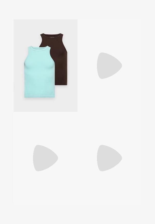 Dve priliehajúce tielka: jedno svetlomodré, druhé tmavohnedé. Vyrobené z elastickej bavlny, s hladkým povrchom a bezrukávovým dizajnom.; Béžové cargo šortky vyrobené z bavlny s pásom na stiahnutie, dvoma bočnými vreckami a jedným bočným vreckom, s viditeľnými švovými detailmi.; Čierne kožené mokasíny s okrúhlou špičkou, s prešitým dizajnom, nízkou platformou a textúrovanou, zúbkovanou gumovou podrážkou.; Čierna taška na rameno vyrobená z hladkého materiálu, s preklápacím vrchným dielom, striebornými kovový ktorými a nastaviteľným ramenným popruhom.