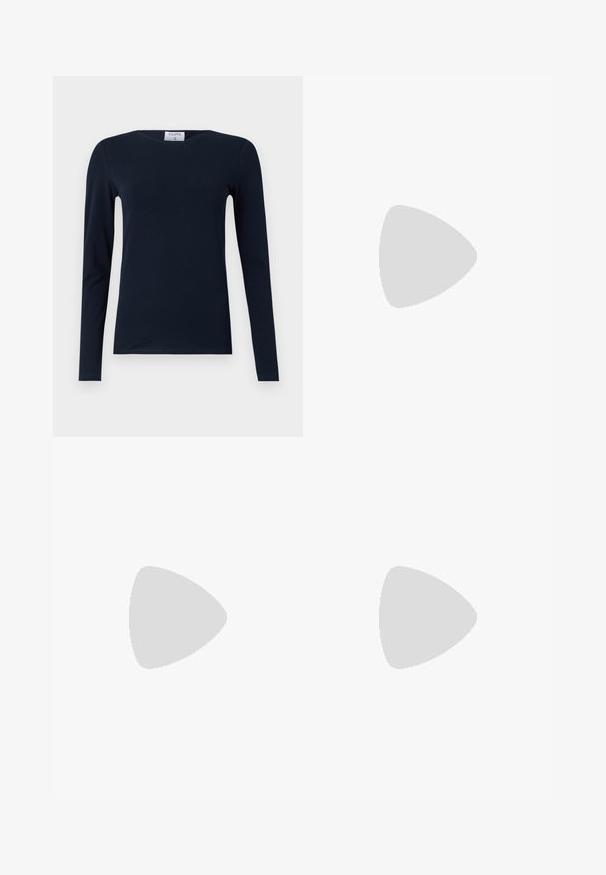 T-shirt à manches longues navy en coton doux. Offre un col rond, une coupe slim et un ourlet régulier sans motifs ni accents visibles.; Jupe blanche en dentelle avec un design à volants et des bords festonnés. Le matériau présente un motif floral et une texture, créant une apparence superposée.; Chaussure à talon aiguille noire en cuir, avec bout pointu, design de brides entrecroisées et talon aiguille fin. Texture lisse et accents minimaux.; Sac à main en cuir noir avec un design structuré, des poignées supérieures et une bandoulière amovible. Présente des accessoires en or et un charme logo.; Boucles d'oreilles en métal doré en forme d'anneau, avec une forme courbée et allongée. Elles présentent une surface lisse et brillante avec une pointe arrondie pour un détail supplémentaire.