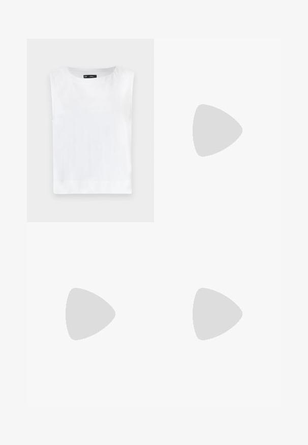Top sin mangas blanco con cuello redondo, hecho de una tela suave. Dobladillo recto sin patrones visibles ni adornos.; Pantalones cortos de denim azul claro con cintura alta, que cuentan con dos bolsillos frontales, un cierre de botón y detalles de costura lateral.; Tacones de slingback negros con punta afilada y acabado brillante, tacón delgado y diseño de espalda abierta. Patrón texturizado en el material superior.; Bolso de mano de cuero negro con una textura suave. Cuenta con una correa ajustable y un diseño elegante y minimalista con cierre de cremallera.