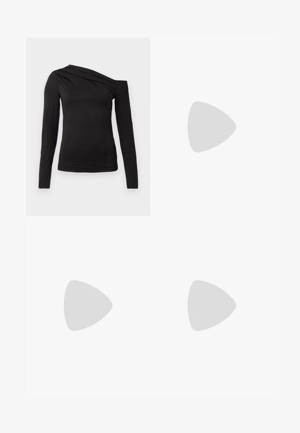Top negro de manga larga con un escote asimétrico, que presenta un hombro al descubierto y un suave drapeado en el pecho.; Mini falda roja texturizada con dobladillo con volantes. Fabricada en tejido tejido, presenta una silueta ajustada y un patrón sutil en toda la prenda.; Botín de cuero negro hasta el tobillo con punta afilada, tacón alto de aguja, puño doblado y un detalle decorativo de hebilla dorada en el tobillo.; Bolso tote negro hecho de material sintético texturizado, con dos asas, una placa de logo dorada y una pequeña etiqueta con un detalle de acento.