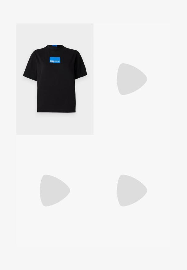 T-shirt noir en coton avec un col rond, présentant un logo graphique rectangulaire bleu portant l'inscription "KARL LAGERFELD JEANS" sur le devant.; Jupe en denim beige avec un ourlet effiloché, deux poches latérales et une fermeture à boutons classique. Le tissu a une finition légèrement texturée.; Escarpin noir en cuir avec un bout pointu, arborant un accent logo argenté et un petit talon. Texture lisse et design minimaliste.; Diesel FOLD - Sac bandoulière - black