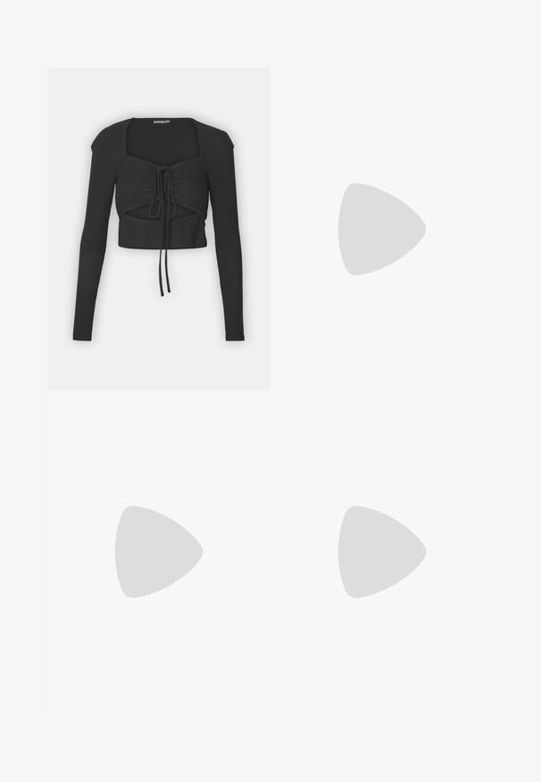 Schwarzes, verkürztes Langarmoberteil aus geripptem Stoff, mit einem quadratischen Ausschnitt und einer vorderen Bindeschleife.; Marineblaue, ausgestellte Leggings aus dehnbarem Material mit hohem Bund. Glatte Textur und einfarbig, keine sichtbaren Muster oder Akzente.; Schwarze Ledersneaker mit weißen Streifen, runder Zehenpartie, weißen Schnürsenkeln und Gummisohle. Abgerundet durch gepolsterten Kragen und Branding-Details.; Schwarze Leder-Schultertasche mit runder Form, glänzender Oberfläche und silbernem Beschlag. Person trägt schwarze weit geschnittene Hosen und Nieten-Loafers.