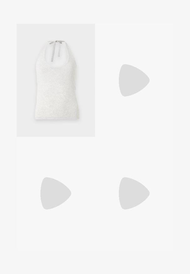 Top halter grigio chiaro realizzato in morbido tessuto con scollo rotondo e un laccetto sul retro, caratterizzato da una sottile texture.; Gonna di jeans verde mimetico con vita aderente, quattro tasche e chiusura con bottone. Il motivo include disegni di foglie verdi scure e chiare.; Infradito neri con suola rialzata, realizzati in materiale gommoso. Presentano una fascia in stile thong e una suoletta texturizzata per una migliore presa.; Borsa a spalla in pelle rossa con un design curvo, texture liscia e chiusura con zip. Presenta un manico sottile per il trasporto.