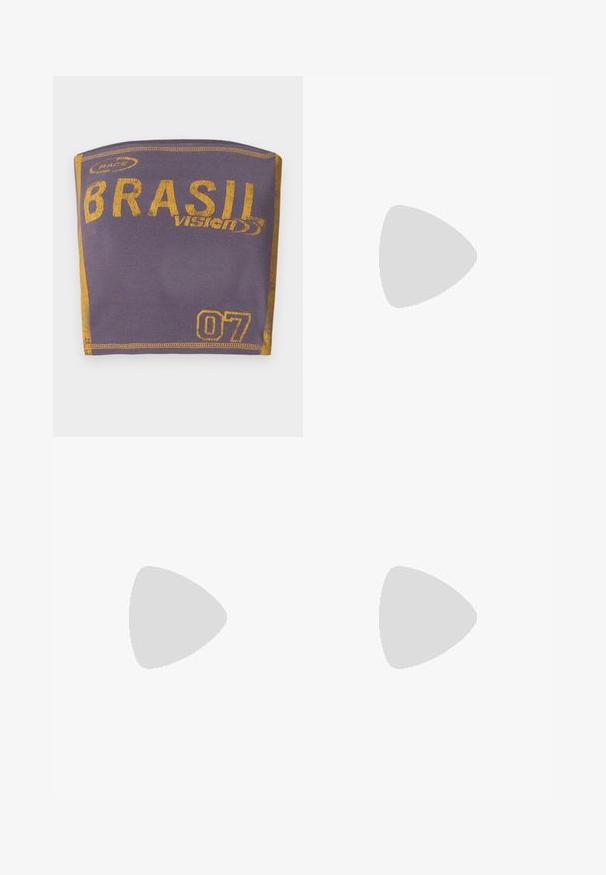 Lila kangas pääpanta, jossa on keltainen "BRASIL" -teksti ja numero "07". Pehmeä pinta ja ommeltu reuna.; Next Farkkushortsit - camo print; Burgundy avokkaat ohutristillä, neliövarvalla ja koristeellisilla valkoisilla yksityiskohdilla pohjan reunassa. Sileä nahkapinta.; Kangaskassi beige-värissä ruskeilla kuvioiduilla yksityiskohdilla. Ominaisuuksiin kuuluu kaareva muoto, yksi kantohihna ja edessä oleva logo-plaatti hopeisilla yksityiskohdilla.; Kultakuvioinen kerroskoru, jossa on erilaisia helmi- ja värikkäitä jalokiviaksentteja, yksityiskohtaisia riipuksia, mukaan lukien risti- ja sydämenmuotoiset.