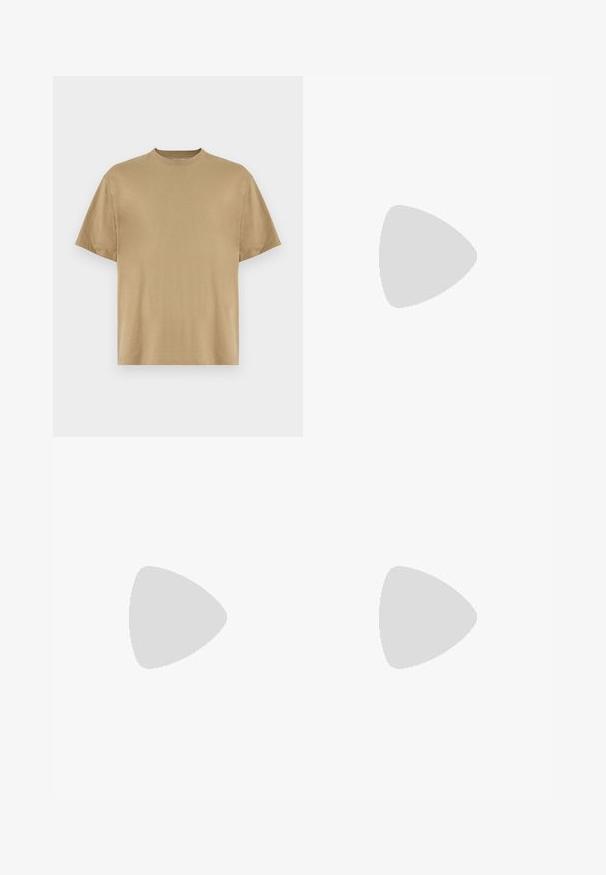 Camiseta de mangas curtas em caqui, feita de tecido suave, com decote redondo e um corte descontraído. Sem padrões ou gráficos visíveis.; Jeans de perna larga em um tom degradé de castanho, com design clássico de cinco bolsos, passantes para cinto e costura em contraste numa textura de denim suave.; Mocassins de camurça castanhos com bico arredondado e sola baixa de borracha preta, apresentando uma tira decorativa e detalhes de costura na parte superior.; Mala de laptop em pele castanha com uma superfície texturizada, duas alças superiores, alça ajustável e duas fivelas frontais para um detalhe adicional.