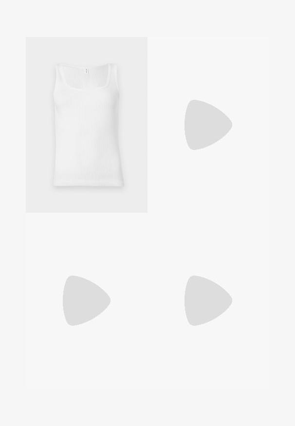 Samsøe Samsøe AMANZA TANK - Top - white; Bele široke hlače iz denima z visokim pasom, z sprednjim žepom in neobdelanim robom, kombinirane s črnimi visokimi petami.; Ravne sandale v rjavi barvi z dvema tankima trakoma, ki se prekrivata po stopalu, in zankastim trakom okoli gležnja. Imajo gladek zgornji del, podoben usnju, in črn podplat.; Tkana slamnata torba z široko, konusno obliko, ki ima dva črna usnjena ročaja. Naravna bež barva z teksturo.