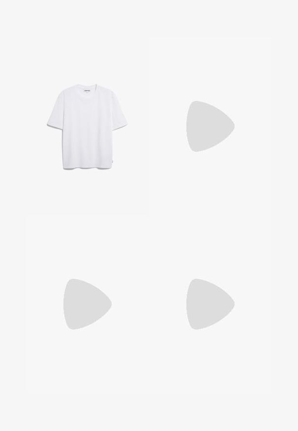 Weißes Baumwoll-T-Shirt mit kurzen Ärmeln, runder Halslinie und lockerer Passform. Keine sichtbaren Muster oder Logos. Glatte Textur.; Gerade geschnittene graue Jeans aus Denim mit Knopf- und Reißverschluss, ausgestattet mit vier Taschen und einem verwaschenen Finish. Klare Linien und schlichtes Design.; Braune Wildleder-Sneaker mit weißen Akzenten und Schnürsenkeln. Gummisohle in Kautschuk-Optik. Getragen mit weißen Socken, die schwarze Streifen haben. Grüner strukturierter Fußboden.; Sonnenbrille im Schildpatt-Muster mit Katzenaugenform, braunen Verlaufsgläsern und schlanken Bügeln mit Markenlogo.; Grüne geflochtene Lederhandtasche mit Klappenverschluss, goldenem Kettenriemen und glatter Textur. Verfügt über eine strukturierte rechteckige Form.