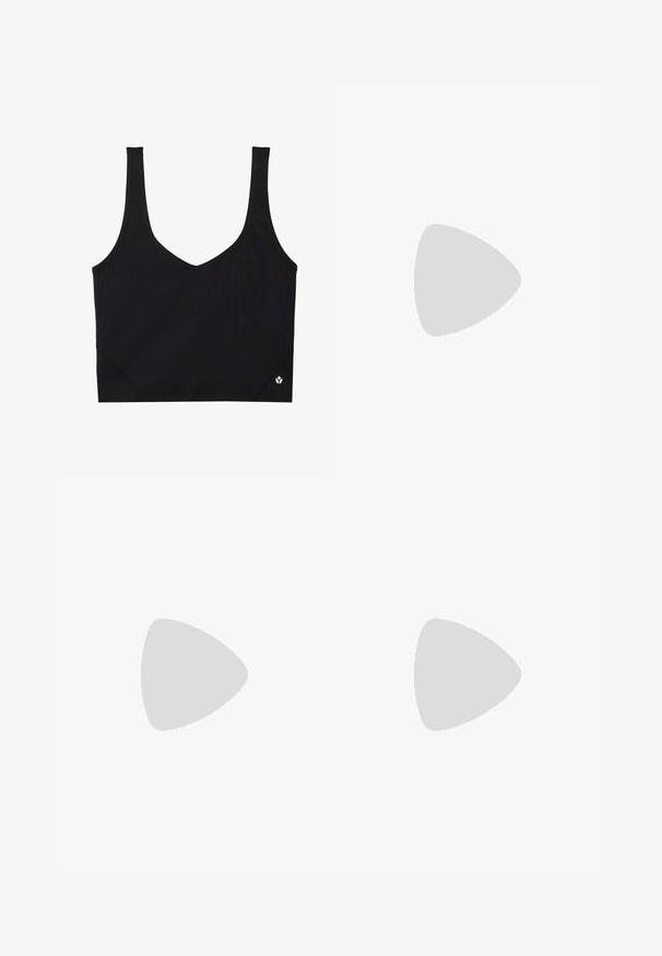 Sutien sport negru cu bretele late, design în formă de V, țesătură texturată și detaliu cu logo la tiv. Finisaj neted, stil minimalist.; Pantaloni de trening bej deschis, confecționați dintr-un material moale, având un brâu elastic cu șnur, buzunare laterale și glezne strâmte.; Pantofii sport gri sunt realizați dintr-un amestec de plasă și piele întoarsă, cu accente albe, o talpă bine îmbrăcată și un design distinctiv cu elemente reflectorizante.; Ochelari de soare negri cu o finisare mată, lentile dreptunghiulare, curbură ușoară pe bănci, detaliu subtil cu logo și lentile cu tentă fumurie.