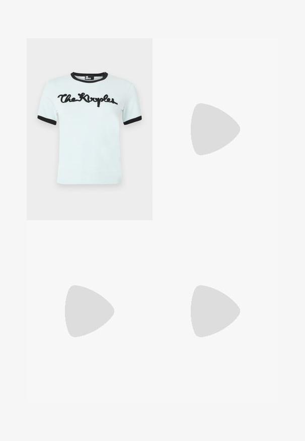 T-shirt bleu clair à manches courtes avec col et poignets côtelés noirs, arborant le logo cursif noir "The Kooples" sur le devant.; Pantalons sur mesure bleu clair avec jambes droites, devant plat et passants de ceinture. Fabriqués en tissu lisse, avec une texture subtile et des lignes épurées.; Ballerines en cuir noir avec un bout rond, texture lisse, détails de couture minimalistes et design de semelle flexible.; Sac à main en cuir marron avec une fermeture à rabat, des accents en métal doré, une bandoulière et une texture lisse. Forme rectangulaire compacte.