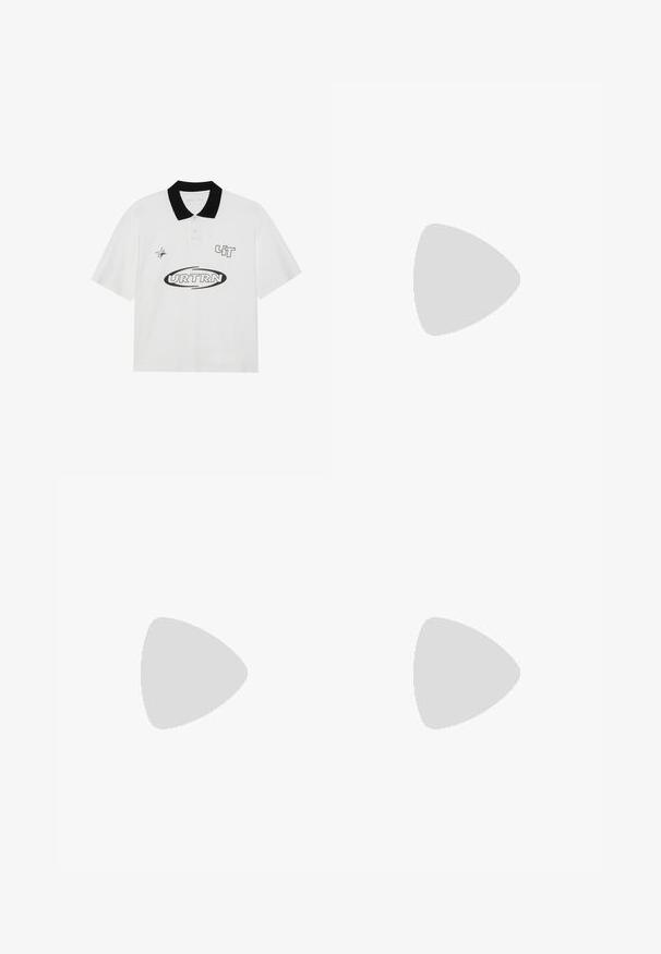 Balta polo marškinėliai su juodu apykaklė, puošiami juodais grafikos atspaudais: "URTRN" ir žvaigždės dizainu. Trumpomis rankovėmis ir klasikinio kirpimo.; Šviesiai mėlynos džinsinės šortai su laisvu siluetu, turintys užtrauktuką, penkias kišenes ir kontrastingus siūlus palei siūles.; Nike sportbačiai su tamsiai mėlynu tekstiliniu viršumi ir grietinėlės spalvos akcentais. Yra plokščios raišteliai, apvalus pirštas ir guminiu padu. Dėvimos juodos raukšlėtos kojinės.; Juodas odinis pečių krepšys su užtrauktuku, turintis tekstūruotą paviršių, baltą siuvinėjimą ir dirželį su sidabinėmis metalinėmis detalėmis.