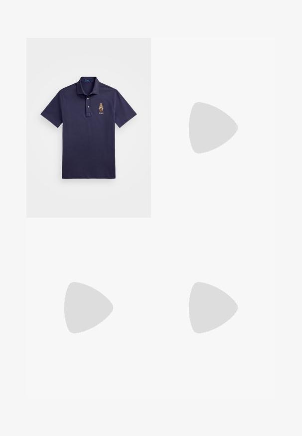 Polo Ralph Lauren CUSTOM SLIM POLO BEAR MESH POLO SHIRT - Poloshirt - faded blue bear; Marineblauwe shorts van zachte stof, met een verstelbare tailleband, zijzakken en een eenvoudig, strak ontwerp. Gladde textuur.; Beige suede instappers met een ronde neus, minimale stiknaden en een rubberen zool. Zachte structuur met een subtiele merkaccent bij de hak.; Schildpadzonnebril met donkere lenzen, vierkante vorm, dikke monturen en metalen accenten aan de voorkant. Flexibele armen voor comfort.