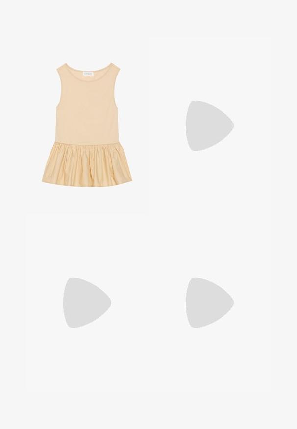 Mouwloze top met een aansluitend geribbeld bovenstuk in lichtbeige en een uitlopende, glanzende, geraffineerde rok in een bijpassende tint.; Plissé mini-rok van lichtbeige stof, met een brede tailleband en een ronde metalen gesp, en een textuurafwerking.; Bruine platform sandalen met een geweven jute basis, brede kruisbanden en een enkelbandje met een gouden gesp. Gladde lederen textuur.; Bruine leren schoudertas met een gebogen vorm, gouden hardware en een gespaccent. Bevat een afneembare schouderriem.