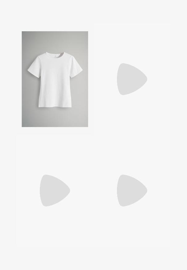 Vit kortärmad t-shirt gjord av mjuk bomull. Har en rund halsringning och en rak passform, med minimala sömnadsdetaljer och inga mönster.; Fluffig, krämfärgad kjol med ett blommönster som har rosa blommor och gröna blad. Mjuk tyg med en något texturerad yta.; Leopardmönstrade mules med en låg, svart stilettklack. Överdel i mjukt tyg med en knutdetalj framtill och en slät, platt sula.; Sidenhalsduk med brun och krämfärgad mönster, med guldfärgade detaljer. Avslutade kanter och varumärket "COACH"-etikett i hörnet. Triangulär form.; Svart mocka tote-väska med ett enda handtag upptill och ett litet centralt läderband med en guldfärgad metallspets.