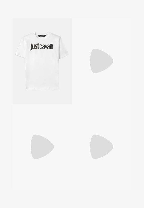 Camiseta de algodón blanca con el texto "Just Cavalli" en negro y un acabado texturizado. Cuello redondo clásico y mangas cortas.; Vaqueros de mezclilla negros acampanados con una cintura alta. Presentan costuras visibles y detalles con aberturas laterales, que ofrecen un aspecto texturizado.; Zapato de slingback negro de piel con punta afilada, correas decorativas con ojales de metal y un tacón bajo y ancho. Superficie texturizada.; Bolso de mano de piel negra con forma curva, acento de serpiente dorada y correa de cadena. Presenta un cierre de solapa con una placa de logo metálico.