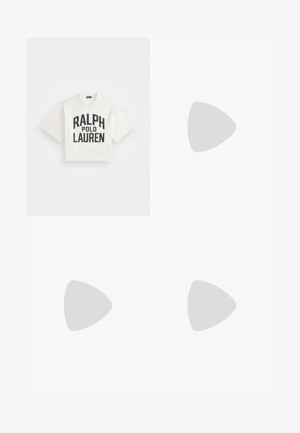 Zugeschnittenes weißes Baumwoll-T-Shirt mit fettem schwarzen Text "RALPH" über "POLO LAUREN". Kurze Ärmel, runder Halsausschnitt, einfaches Design.; Helle blaue, maßgeschneiderte Hose mit Bügelfalten, versehen mit einem Knopfverschluss und Taschen. Kombiniert mit dunklen, geschnürten Schuhen und einem dunklen Oberteil.; Cremefarbene, hochhackige Sandale mit quadratischer Zehenpartie, überkreuzten Riemen, Knöchelriemen mit Schnalle und blockigem Absatz. Glatte Lederstruktur.; Schultertasche aus Wildleder in Braun mit geschwungener Form, kontrastierenden Nähten, goldfarbenen Hardware-Akzenten und einer mit Reißverschluss versehenen Fronttasche.