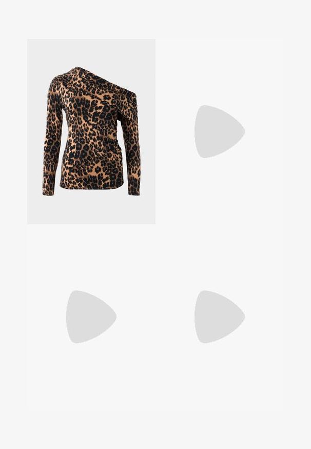 Leoparda raksta tops ar asimetrisku dekoltē, garām piedurknēm un pieguļošas silueta krāsā brūnā un melnā. Mīksts, elastīgs audums.; Plati kājas bikses ar daudzkrāsainu abstraktu rakstu, kurā ir zilas, oranžas un brūnas nokrāsas. Izgatavotas no viegla auduma ar gludu tekstūru.; Baltas ādas augstpapēžu kurpes ar smailu purngala daļu, potītes siksniņu un šauru stiletto papēdi. Gluda tekstūra ar smalku spīdumu.; Balta soma ar teksturētu, izliekta dizaina. Iezīmējas ar izteiktu rokturi un noapaļotu apakšu, gluda apdare un minimāla aparatūra.; Zelta apli gredzens ausī, kas valkāta labajā pusē, ar atvērtu dizainu. Modelim ir taisni, tumši mati un minimāls grims.