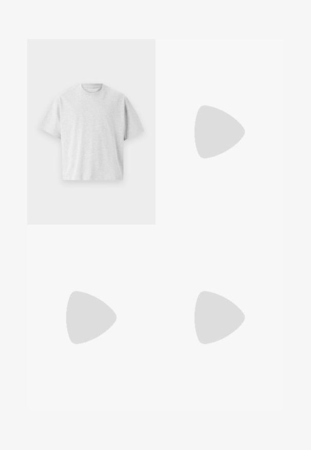 Grijze katoenen t-shirt met een ronde hals, korte mouwen en een relaxte pasvorm. De stof heeft een subtiele textuur en geen zichtbare patronen of versieringen.; Corduroy broek in een warme bruine kleur met een elastische tailleband met trekkoorden, een ontspannen pasvorm en een verticale ribbelstructuur.; Witte enkelhoge sneakers met een gestructureerde afwerking, dikke rubberen zool en gevoerde kraag. Beschikt over een vetersluiting en een logo-accent.; Zwarte stof heuptas met een afgeronde vorm, voorzak met rits en een gladde textuur. Geen zichtbare patronen of accenten. Lichtgewicht ontwerp.