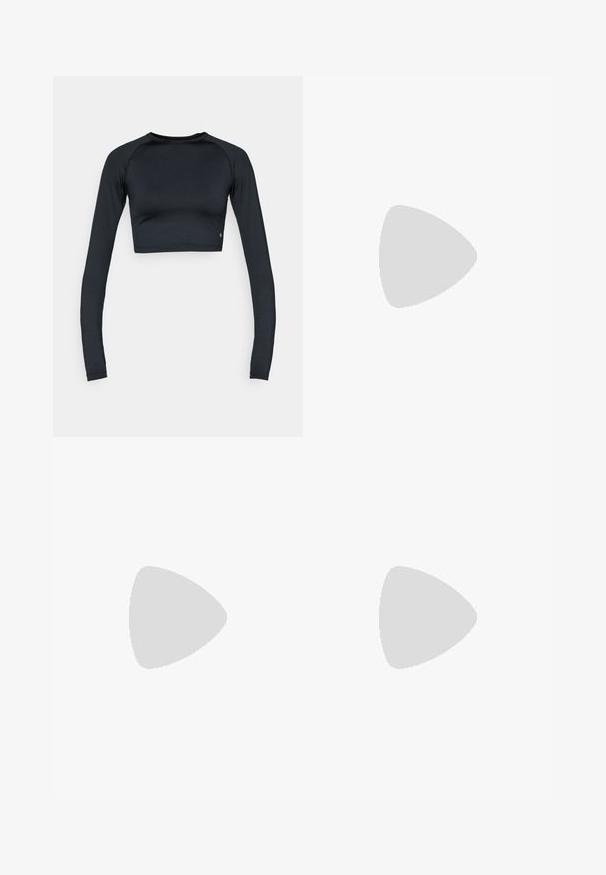 Schwarzes Crop-Top mit langen Ärmeln aus glattem, elastischem Stoff. Verfügt über einen runden Ausschnitt und ein figurbetontes Design mit dezenten Details am Saum.; Rote Sportshorts aus leichtem Material mit einem elastischen Bund, schwarzen seitlichen Akzenten und einem kleinen Logo auf der unteren linken Seite.; Schwarzer Sportschuh mit einem Mesh-Obermaterial, drei grauen Streifen, einer dicken weißen Sohle und strukturierten Details. Verfügt über eine Schlaufe an der Ferse.; Schwarze übergroße Sonnenbrille mit einem robusten Kunststoffrahmen, Wickeldesign und dunklen Gläsern, ausgestattet mit einem Nasensteg und minimalen seitlichen Akzenten.