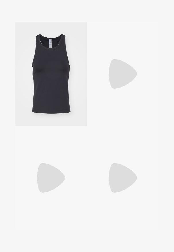 Top negro sin mangas hecho de un tejido suave y elástico. Presenta un escote redondeado y tirantes anchos, diseñado para un ajuste ceñido.; Pantalones cortos deportivos negros con una cinturilla elástica y un sutil acento verde en la parte posterior. Fabricados con tejido ligero, presentan un logo en el dobladillo.; Zapatillas deportivas de color azul claro con un upper de malla texturizada, suela blanca acolchada y un prominente logo "HOKA" en el costado. Llevadas con calcetines blancos.; Gafas de sol negras con acabado mate, lentes rectangulares, ligera curvatura en las patillas, sutil detalle del logo y lentes ahumados.