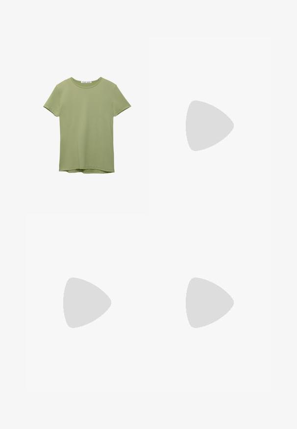 Maglietta a maniche corte e collo girocollo di colore verde chiaro, realizzata in tessuto morbido con una vestibilità comoda. Presenta un orlo dritto e dettagli minimi.; Gonna nera in tessuto morbido. Presenta un design minimalista, una cintura con anello in metallo e una vita alta.; Stivaletto in pelle verniciata nera con punta a punta e tacco a blocco di altezza media. Texture liscia e design minimalista.; Occhiali da sole neri oversize con lenti marroni, caratterizzati da una montatura ampia e angolare e bracci diritti. Finitura lucida e liscia, hardware minimal.