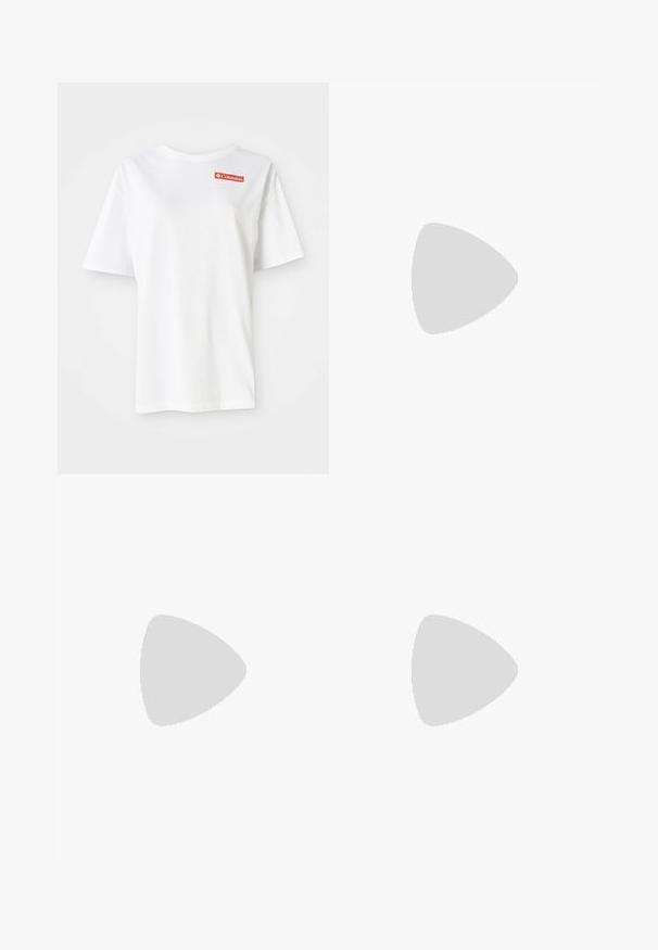 Biele bavlnené tričko s krátkymi rukávmi a okrúhlym výstrihom, s malým červeným logom Columbia na ľavej strane hrude.; Bežové ľanové šortky s voľným strihom, s dvoma prednými vreckami a okrúhlymi kovovými detailmi. Neformálny dizajn s textúrovaným povrchom.; Semišové tenisky so šedým zvrškom, čiernymi pruhmi a gumovou podrážkou. Majú šnurovanie a zlatý logový detail na boku.; Sivá textilná ramenná taška so zloženým tvarom, s hladkou textúrou a širokými popruhmi. Tašku drží osoba v tmavých nohaviciach.