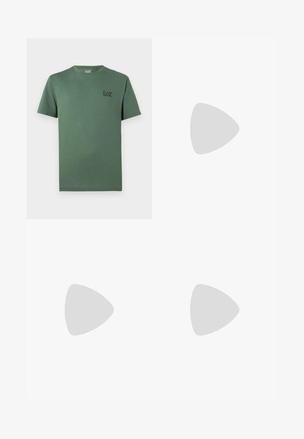 Žalia medvilninė marškinėliai su apvalia iškirpte ir trumpomis rankovėmis, kairėje krūtinės pusėje maža juoda logotipas. Lygus tekstūros, laisvo stiliaus.; Juodos aksominės kelnės su tiesiu dizainu, turinčios vertikalius raštus, lygią tekstūrą ir standartinį juosmenį be matomų metalinių detalių.; Kreminės odinės sportbačiai su lygiu paviršiumi, apvaliu priekiu, plokščiu padu ir klasikiniu raištelių užsegimu. Diskretiški siuvinėjimo akcentai ir tekstūruotas padas.; Kakavinės odos per petį maišas su užtrauktuku priekinėje kišenėje, reguliuojama dirželiu, akmens tekstūra ir iškilniu logotipu priekyje.