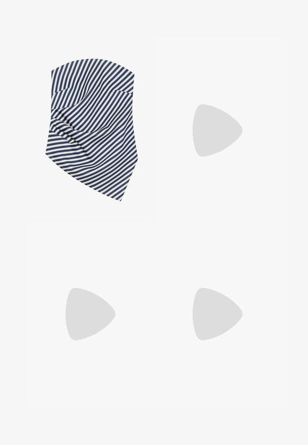 Tessuto a righe blu navy e bianche, caratterizzato da linee diagonali e morbide pieghe. Il materiale appare liscio con una leggera lucentezza e bordi netti.; Jeans svasati di un blu chiaro realizzati in denim, con un classico design a cinque tasche e chiusura con zip e bottone.; Scarpe da ginnastica in bianco e nero con un design elegante, suola in gomma, chiusura con lacci e tre strisce bianche sui lati.; Borsa in ecopelle color crema, morbida, con design arricciato, tracolla regolabile e chiusura a coulisse discreta. Texture liscia e forma arrotondata.